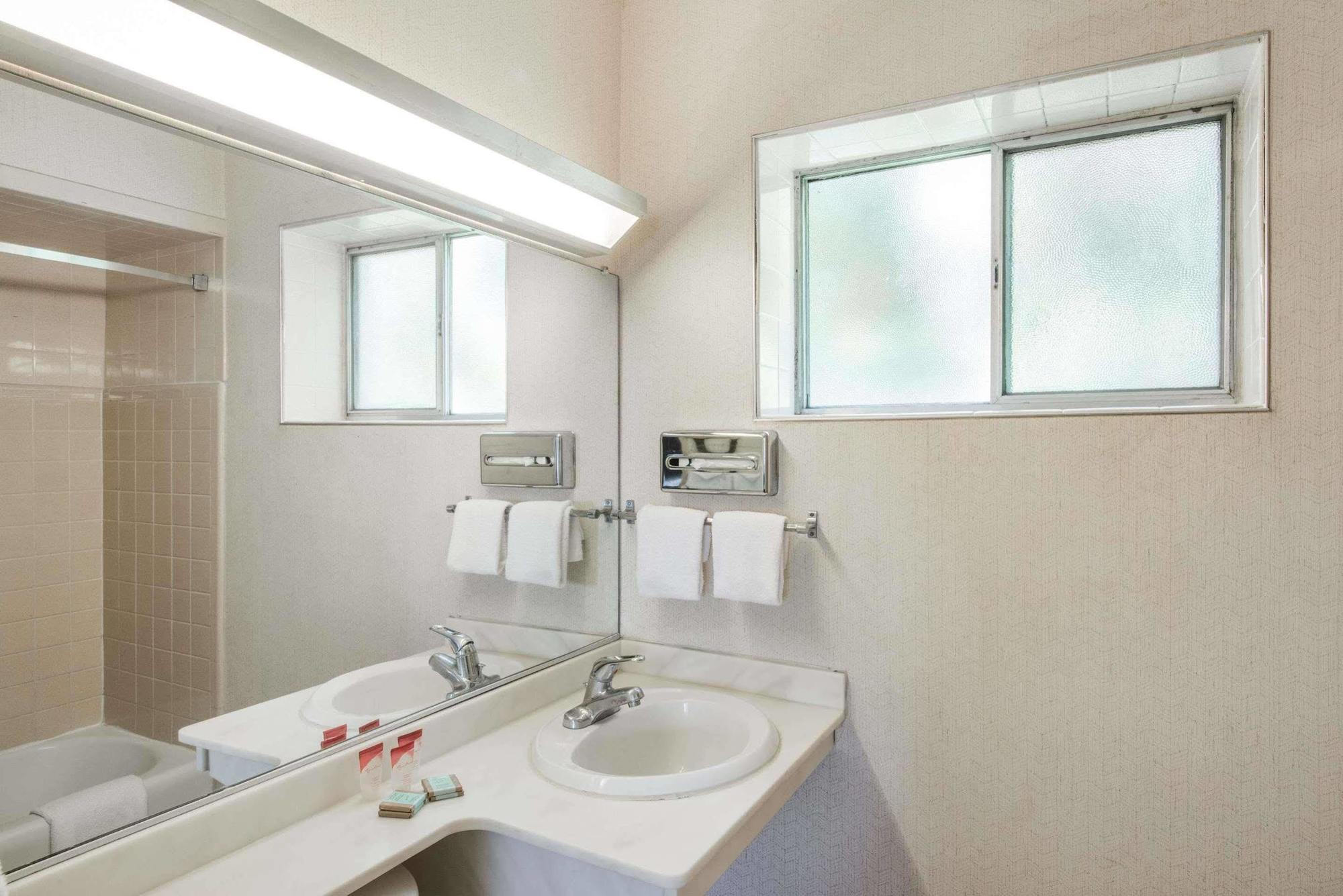 Budget Inn/ 내틱 외부 사진